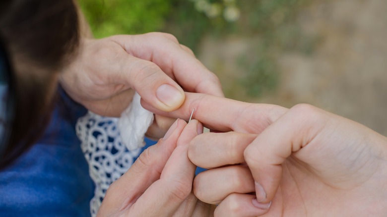 How to Handle a Splinter in a Wiggly Toddler thumbnail