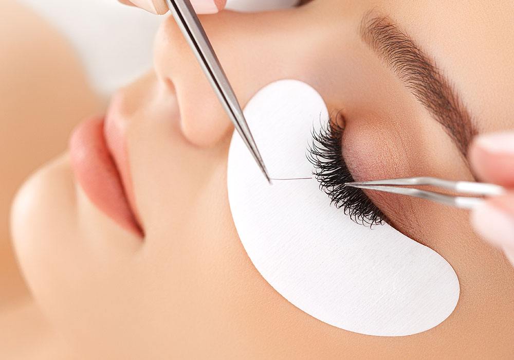 Safe Ways to Remove an Eyelash or Dust thumbnail